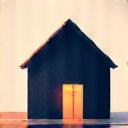 Icono de una casa inteligente con dispositivos conectados, optimizando el ambiente.